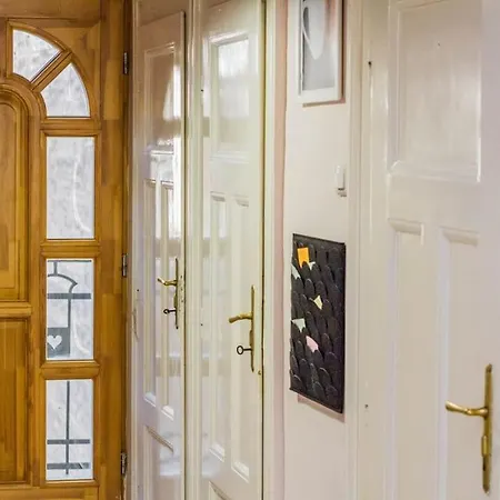 Sunny Bright, Centrally Located, Ac Balcony By Nw Apartman