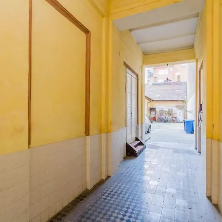 Sunny Bright, Centrally Located, Ac Balcony By Nw 아파트 *